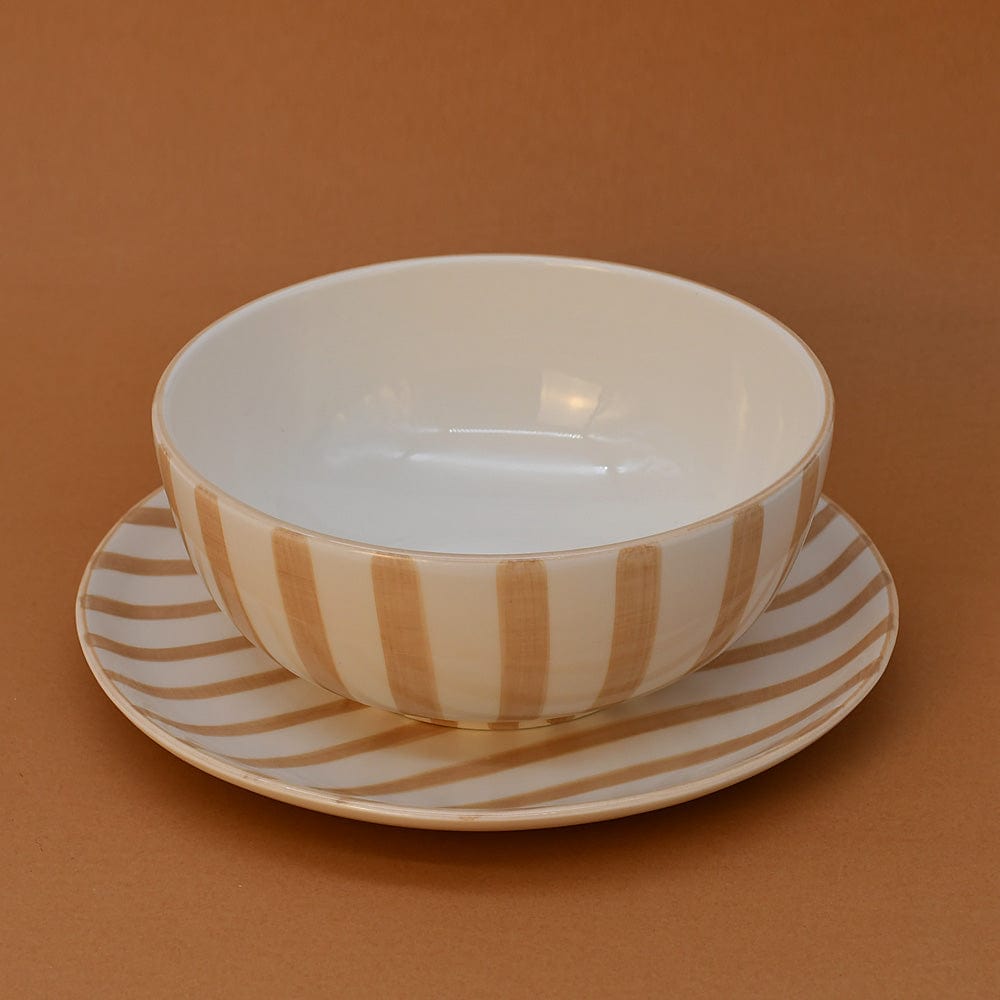 Assiette en porcelaine portugaise rayée marron et blanc Assiette rayée "Costa Nova Mar" 20cm - Moka