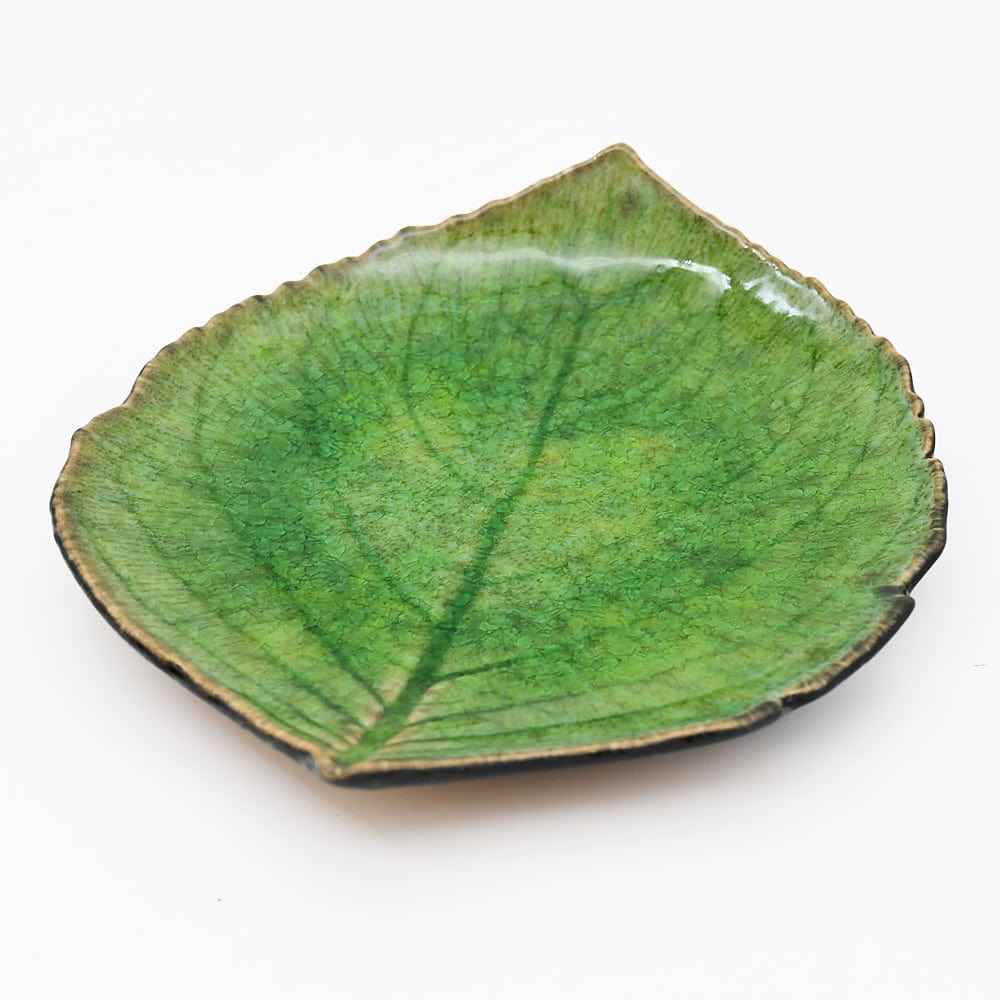Assiette en grès vert clair en forme de feuille d'hortensia Assiette en grés