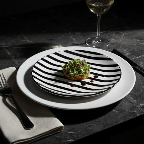 Assiette en porcelaine portugaise I Vaisselle du Portugal en ligne Assiette rayée "Costa Nova Mar" 20cm - Noir