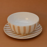 Assiette en porcelaine portugaise rayée marron et blanc Assiette rayée "Costa Nova Mar" 20cm - Moka