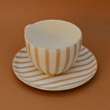Assiette en porcelaine portugaise rayée marron et blanc Assiette rayée "Costa Nova Mar" 20cm - Moka
