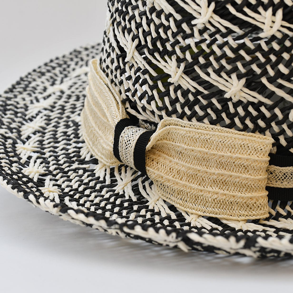 Beach Hat in Plant Fibers – Black & White