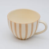 Grande tasse en porcelaine rayée moka et blanc Grande tasse rayée "Costa Nova Mar" - Moka