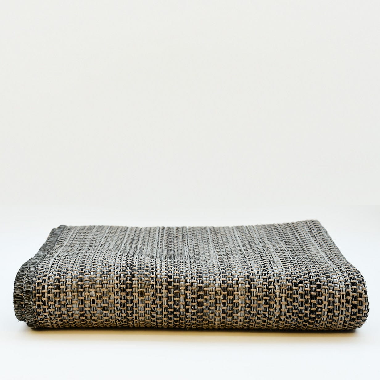Handcrafted Mixed Fiber Rug – Grey