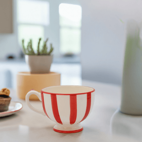 Tasse à pied en céramique portugaise rayé rouge et blanc Tasse à pied "Costa Nova Mar" - Rouge